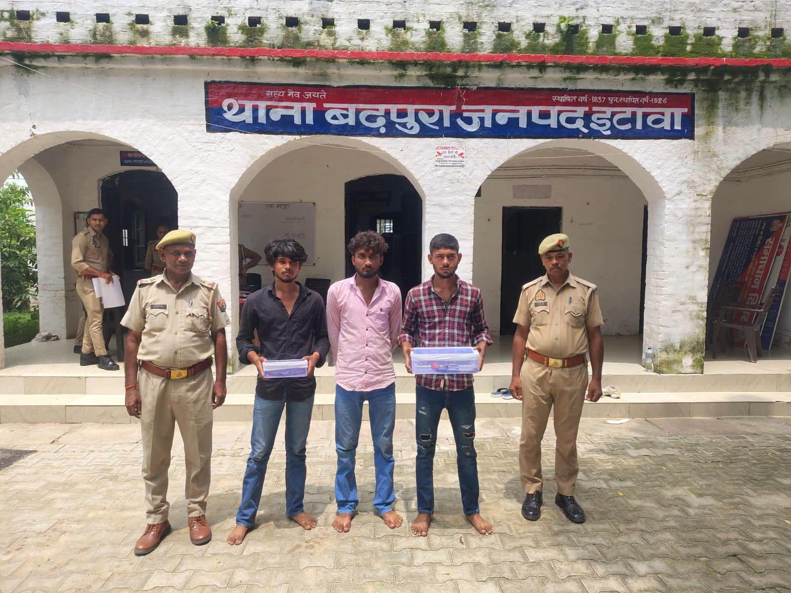 <span class="color-blue">बढ़पुरा में देर रात पुलिस मुठभेड़, तीन आरोपी</span> <span class="color-black">गिरफ्तार; तमंचा, देशी पिस्तौल और कारतूस बरामद</span>
