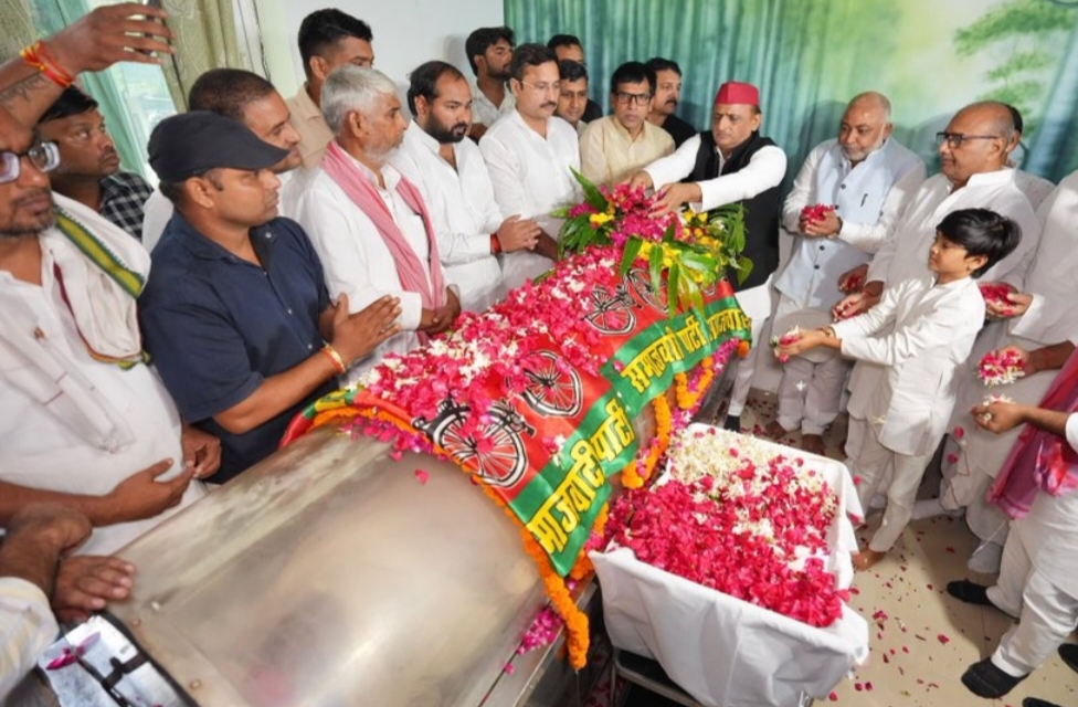 <span class="color-red">राम गोविंद चौधरी के निधन पर भावुक हुए</span> <span class="color-black">अखिलेश यादव, बोले—‘समाजवादी विचारों के प्रकाश-स्तंभ’ थे</span>