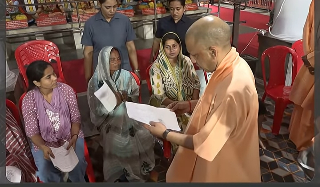 <span class="color-orange">CM योगी ने लगाया जनता</span> <span class="color-black">दरबार, फरियादियों की सुनी समस्याएं</span>