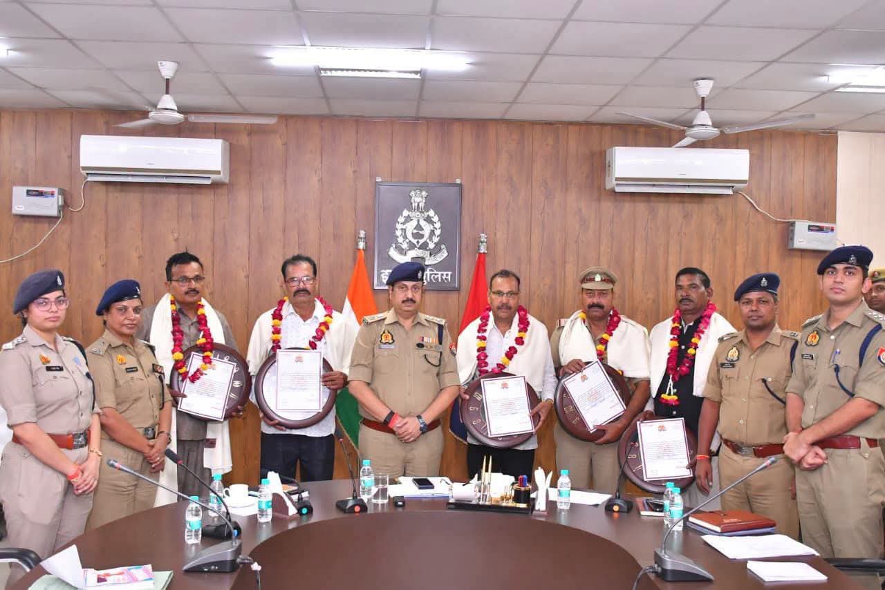 <span class="color-green">इटावा में पांच पुलिसकर्मी हुए</span> <span class="color-black">सेवानिवृत्त, सम्मानपूर्वक दी गई विदाई</span>